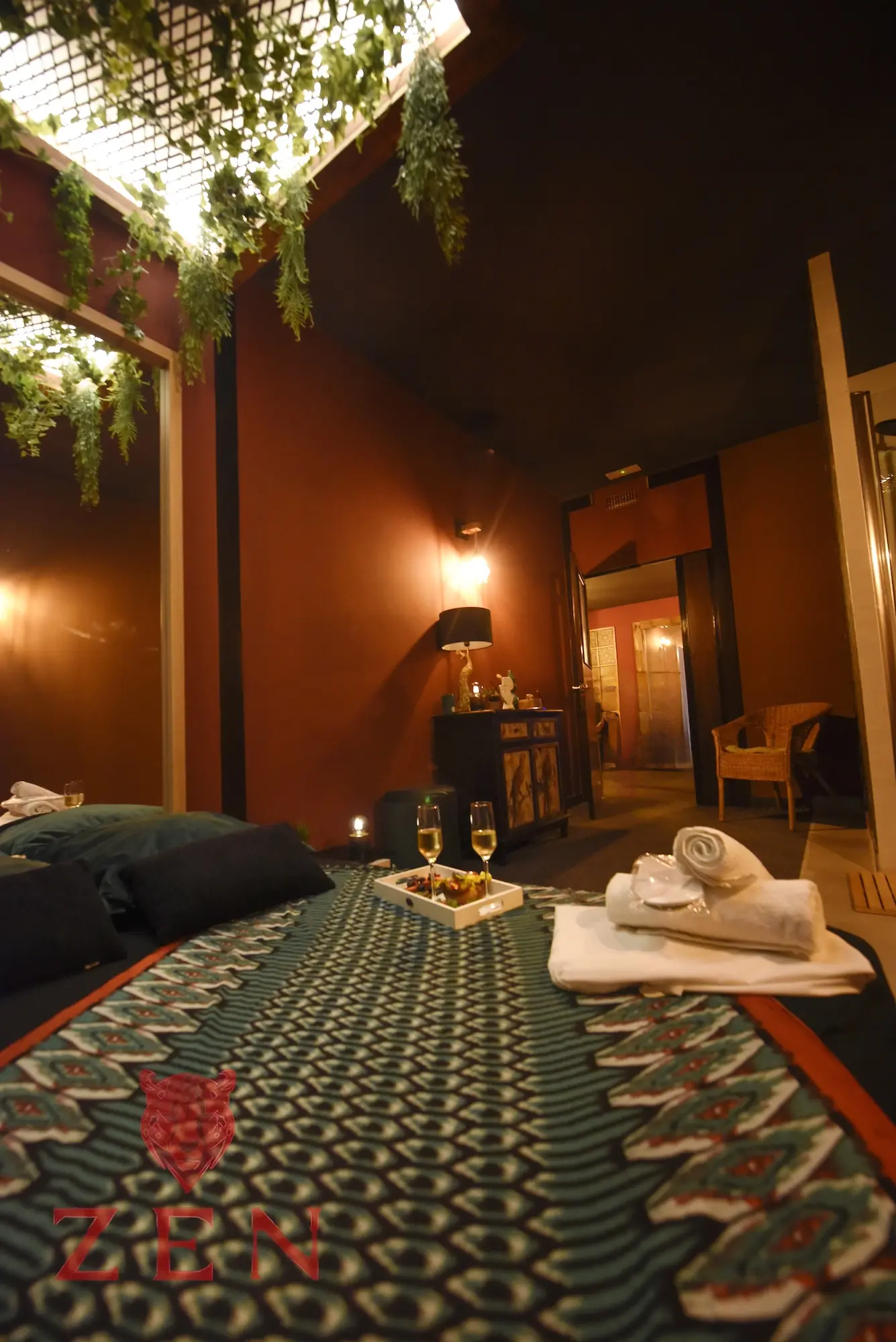 Suite privada de masaje con iluminación cálida en Barcelona