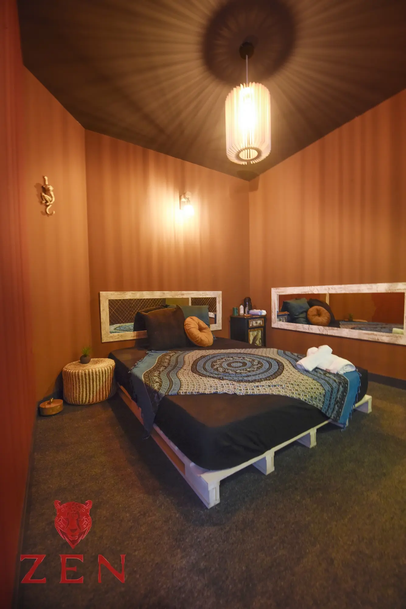 Sala Velvet preparada para una sesión de masaje erótico